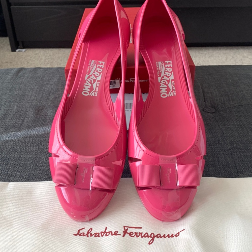 NWT Salvatore Ferragamo Vara Jelly Flats